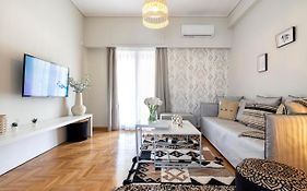 “Dandelion” Apartment With An Acropolis View